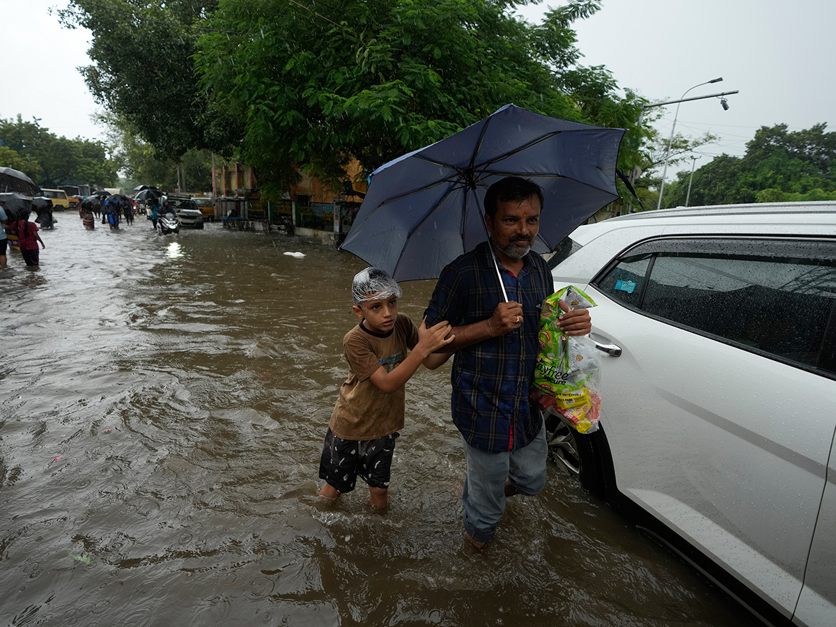 Updates : Heavy Rainfall in Bengaluru and Chennai Photos7