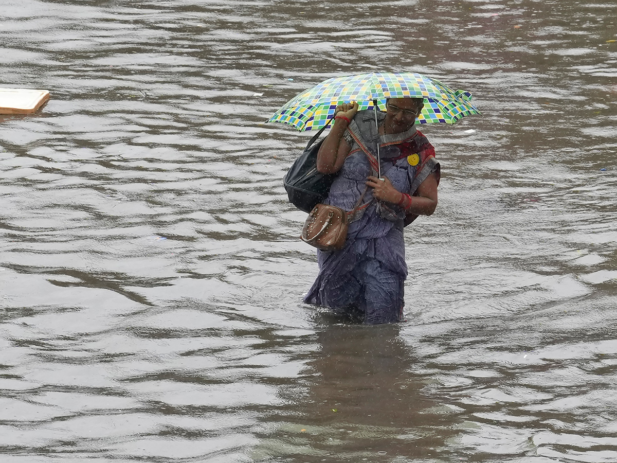 Updates : Heavy Rainfall in Bengaluru and Chennai Photos8