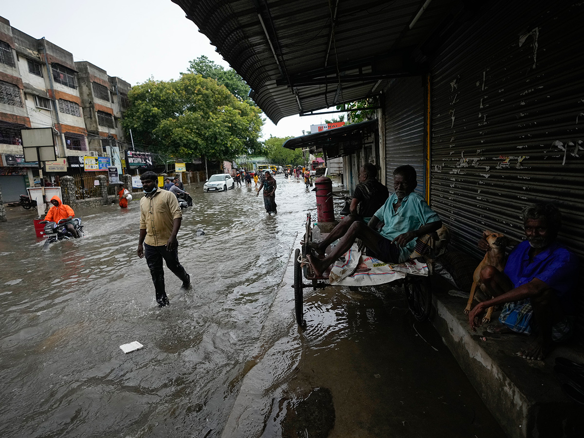 Updates : Heavy Rainfall in Bengaluru and Chennai Photos9