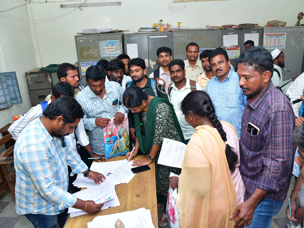 Nalgonda DSC Teachers Running At Offices To Join For Jobs13