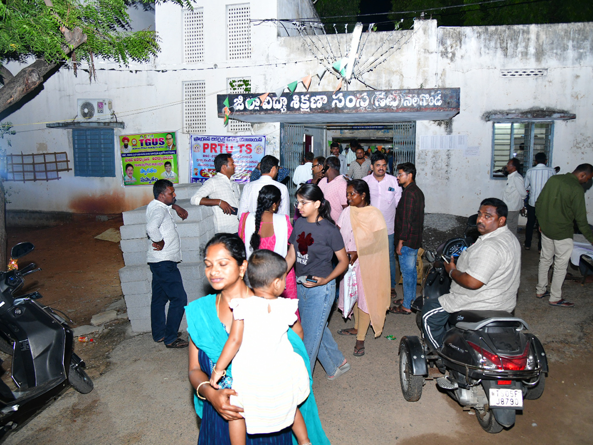 Nalgonda DSC Teachers Running At Offices To Join For Jobs14