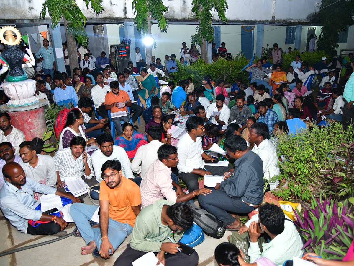 Nalgonda DSC Teachers Running At Offices To Join For Jobs1