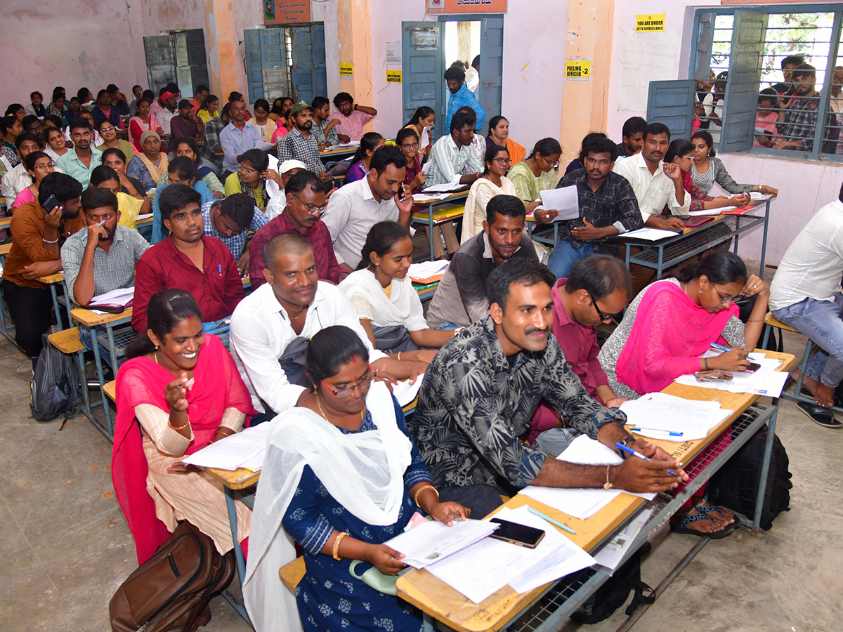 Nalgonda DSC Teachers Running At Offices To Join For Jobs26