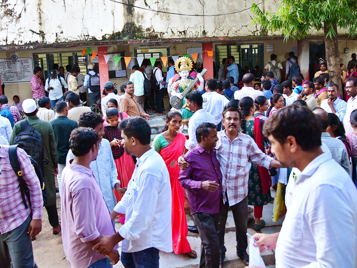 Nalgonda DSC Teachers Running At Offices To Join For Jobs30