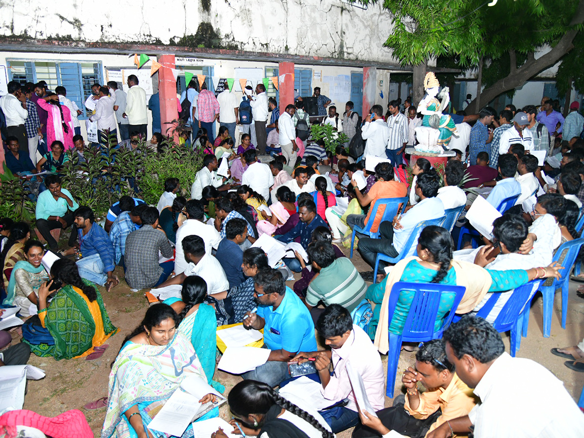 Nalgonda DSC Teachers Running At Offices To Join For Jobs3