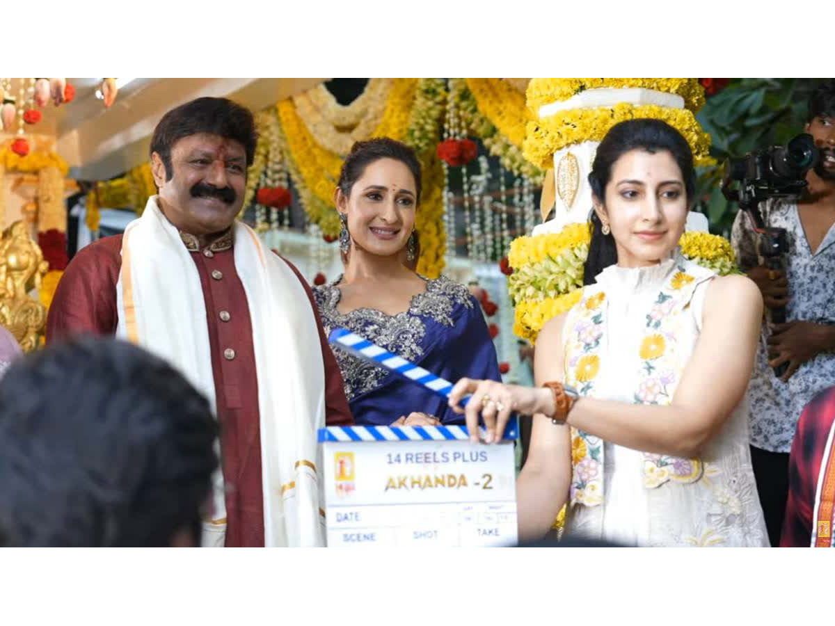 Nandamuri Balakrishna And Daughters akhanda 2 pooja ceremony Photos 9