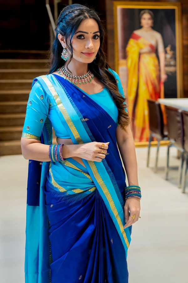 Bigg Boss Beauty Shobha Shetty Stunning Stills In Mothers Saree15