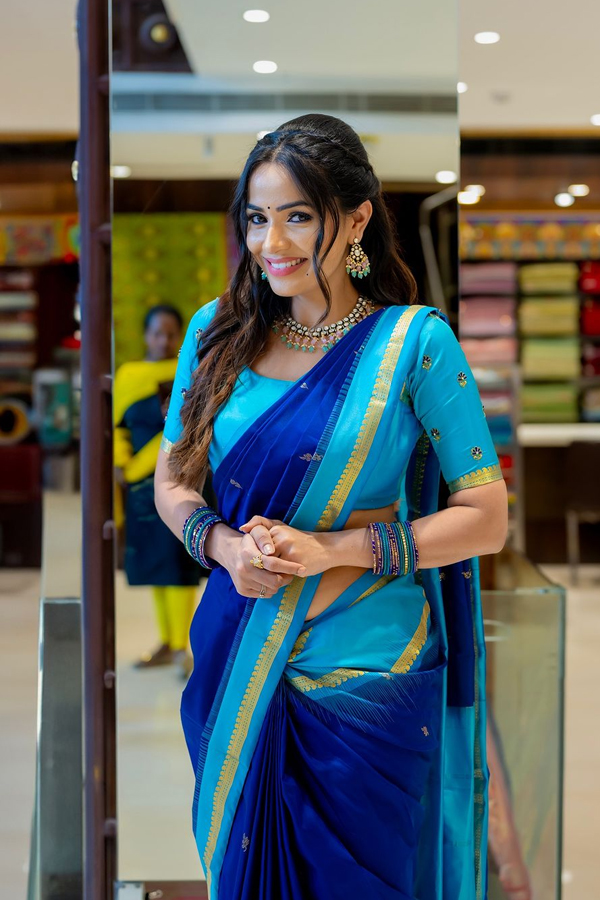 Bigg Boss Beauty Shobha Shetty Stunning Stills In Mothers Saree7