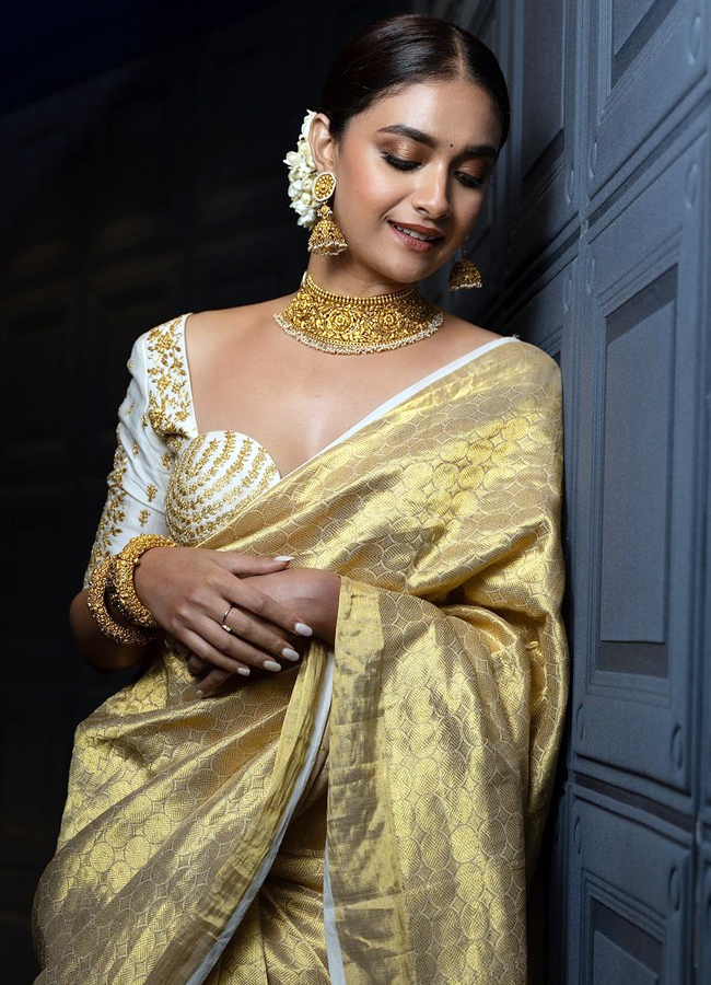 Happy birthday actress Keerthy Suresh special look in saree17