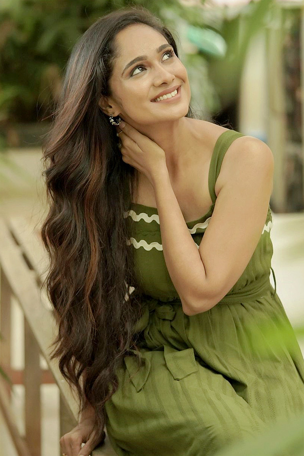 TV Actress Tejaswini Gowda Looks Beautiful In Green Dress: Photos2