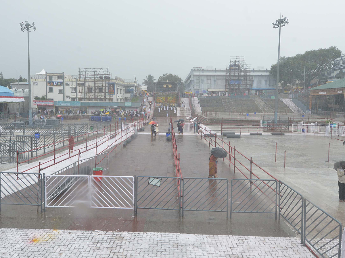 heavy rains in tirumala temple10