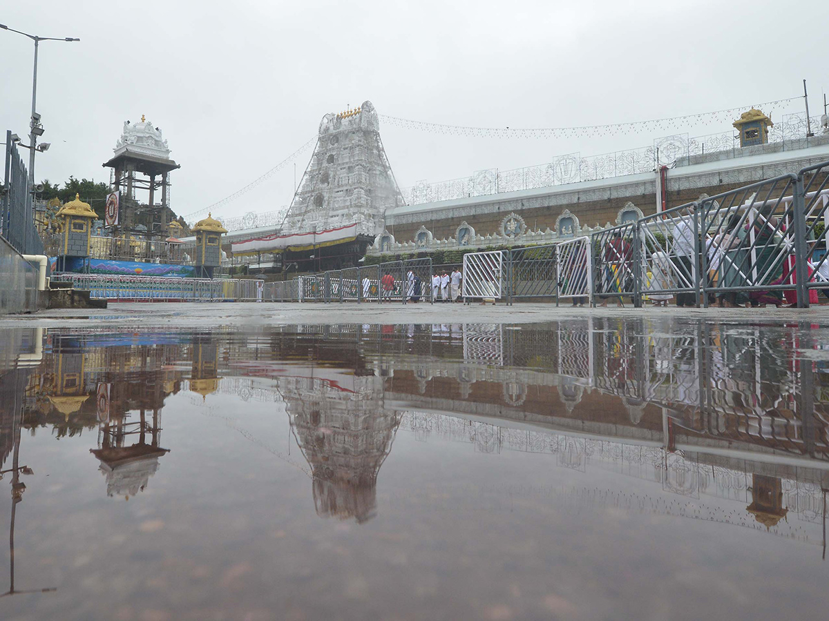 heavy rains in tirumala temple11