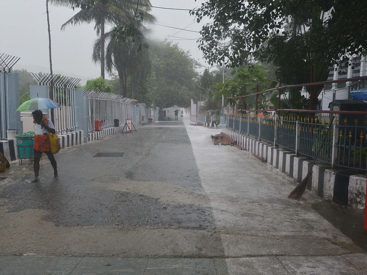 heavy rains in tirumala temple12