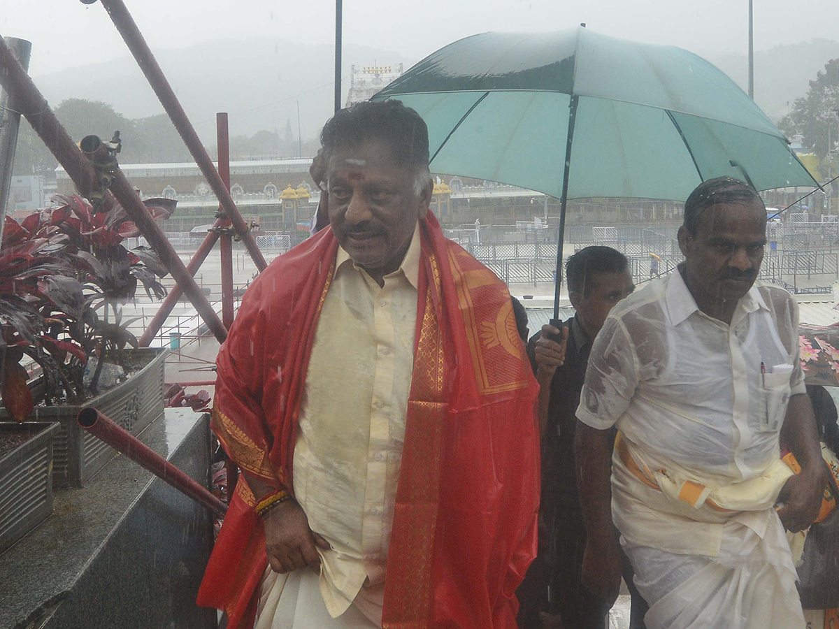 heavy rains in tirumala temple13