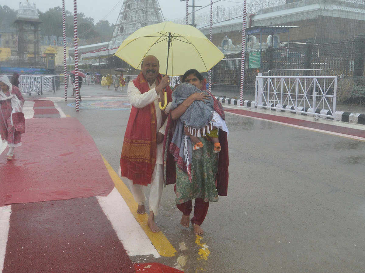 heavy rains in tirumala temple15