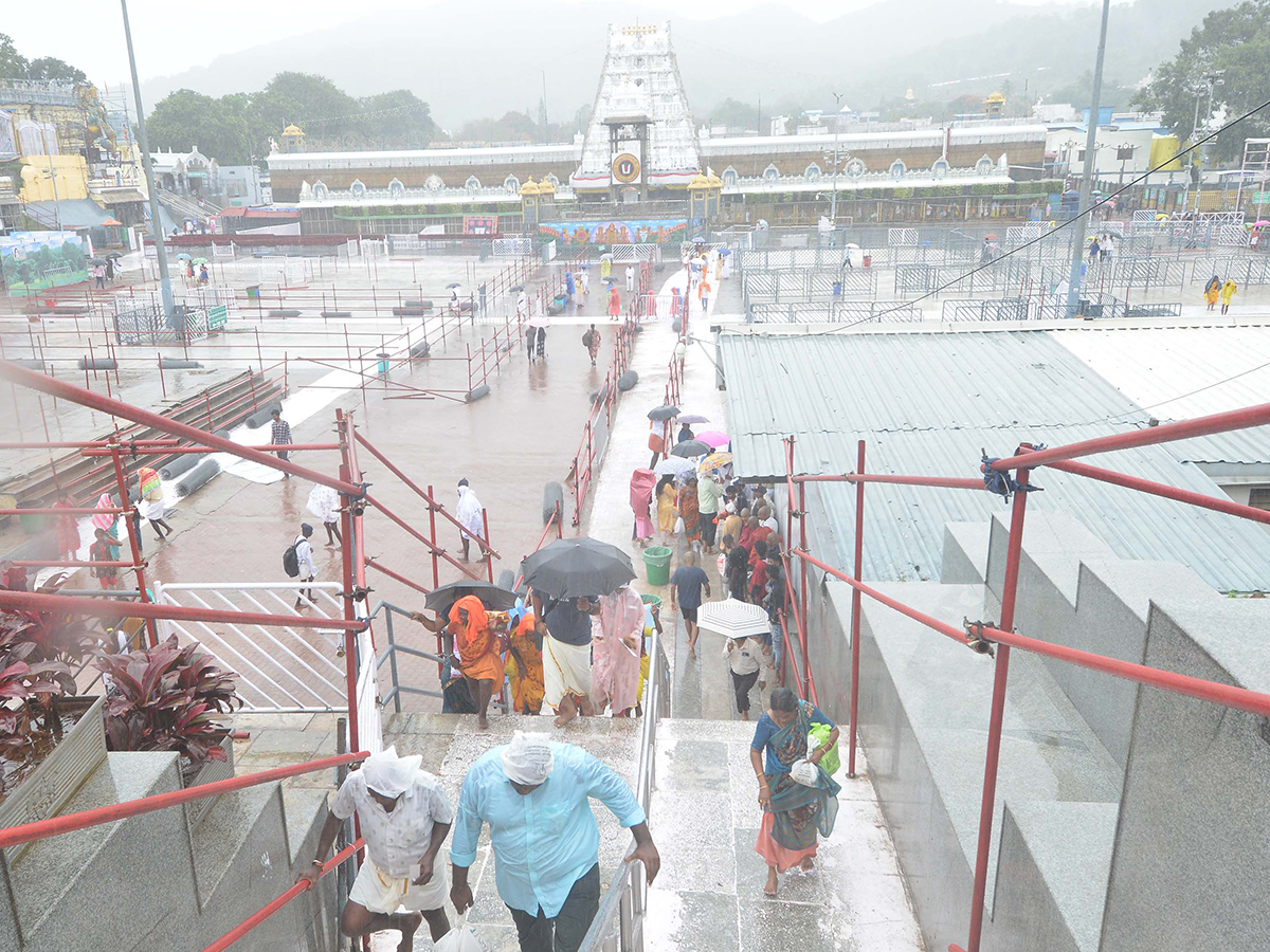 heavy rains in tirumala temple16