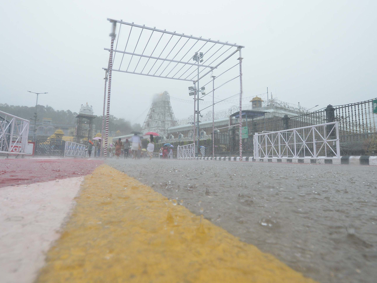 heavy rains in tirumala temple2