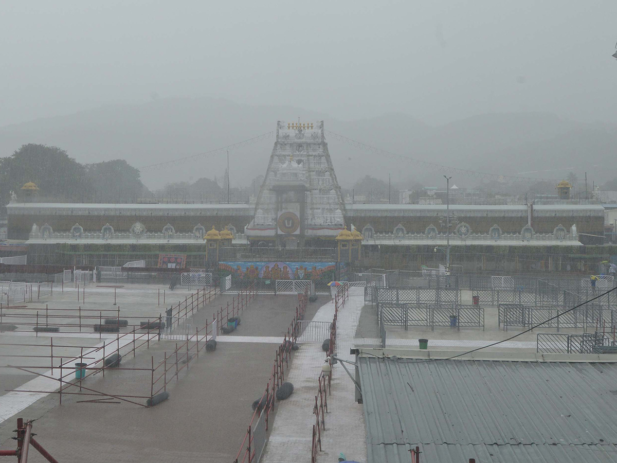 heavy rains in tirumala temple3