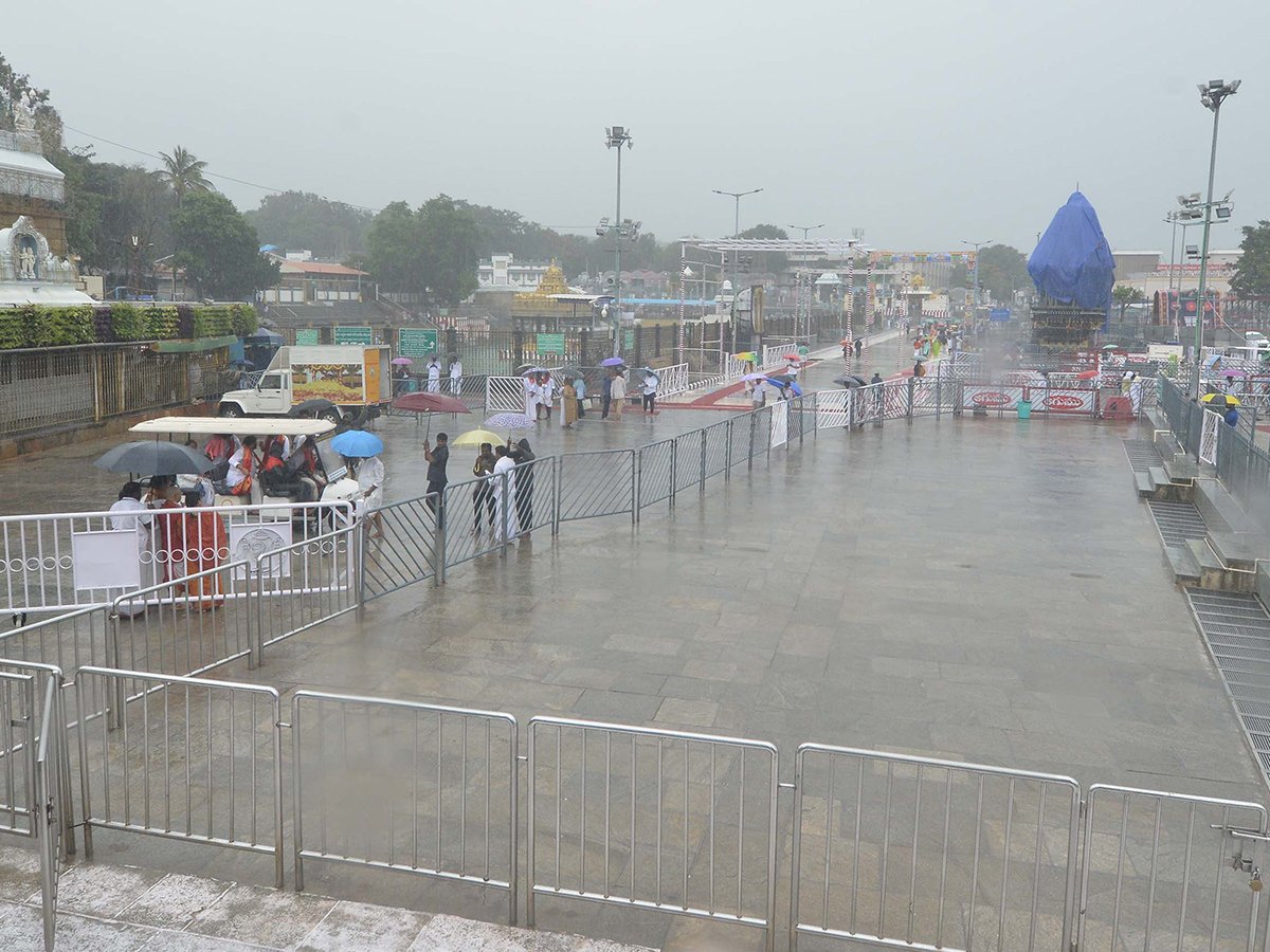 heavy rains in tirumala temple4