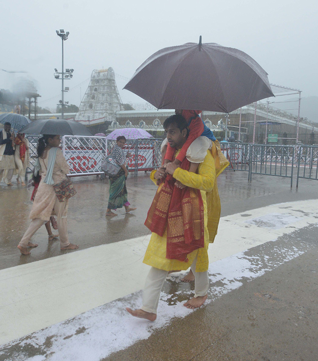 heavy rains in tirumala temple5