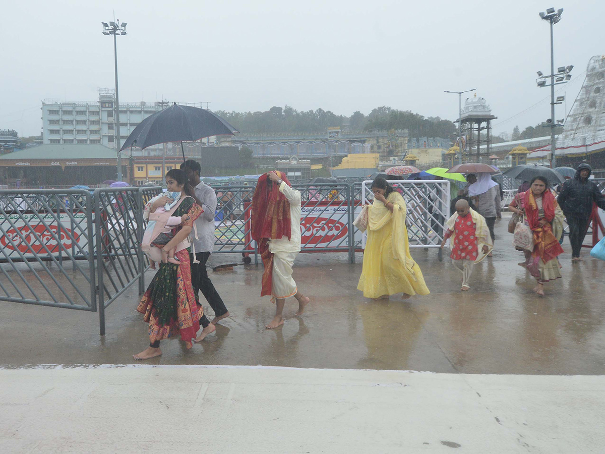 heavy rains in tirumala temple6