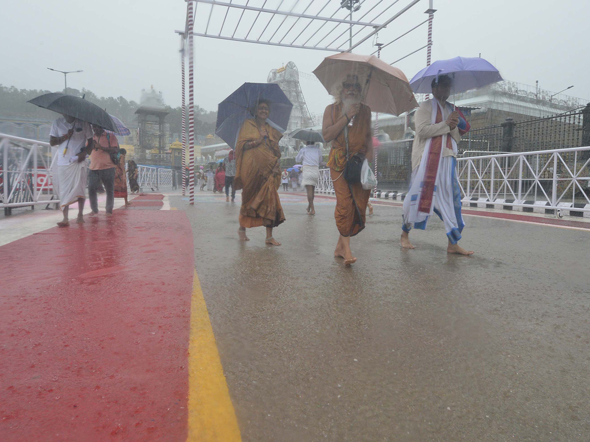 heavy rains in tirumala temple7