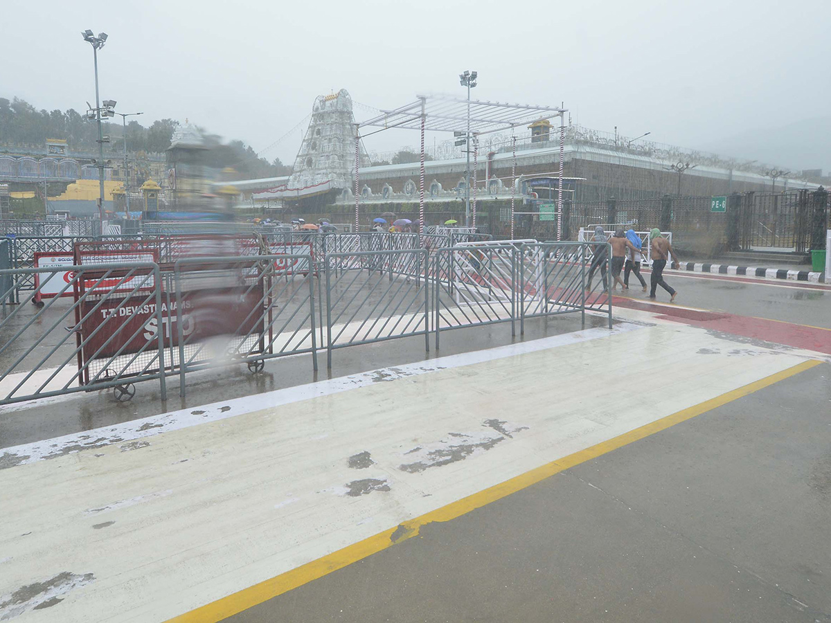 heavy rains in tirumala temple8