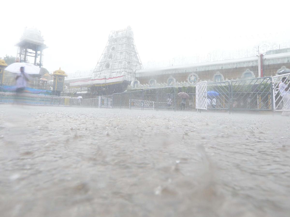 heavy rains in tirumala temple9