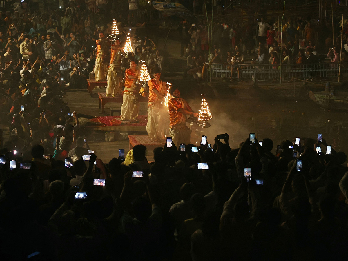 Ganga Maha Aarti at Dashashwamedh Ghat in Varanasi3