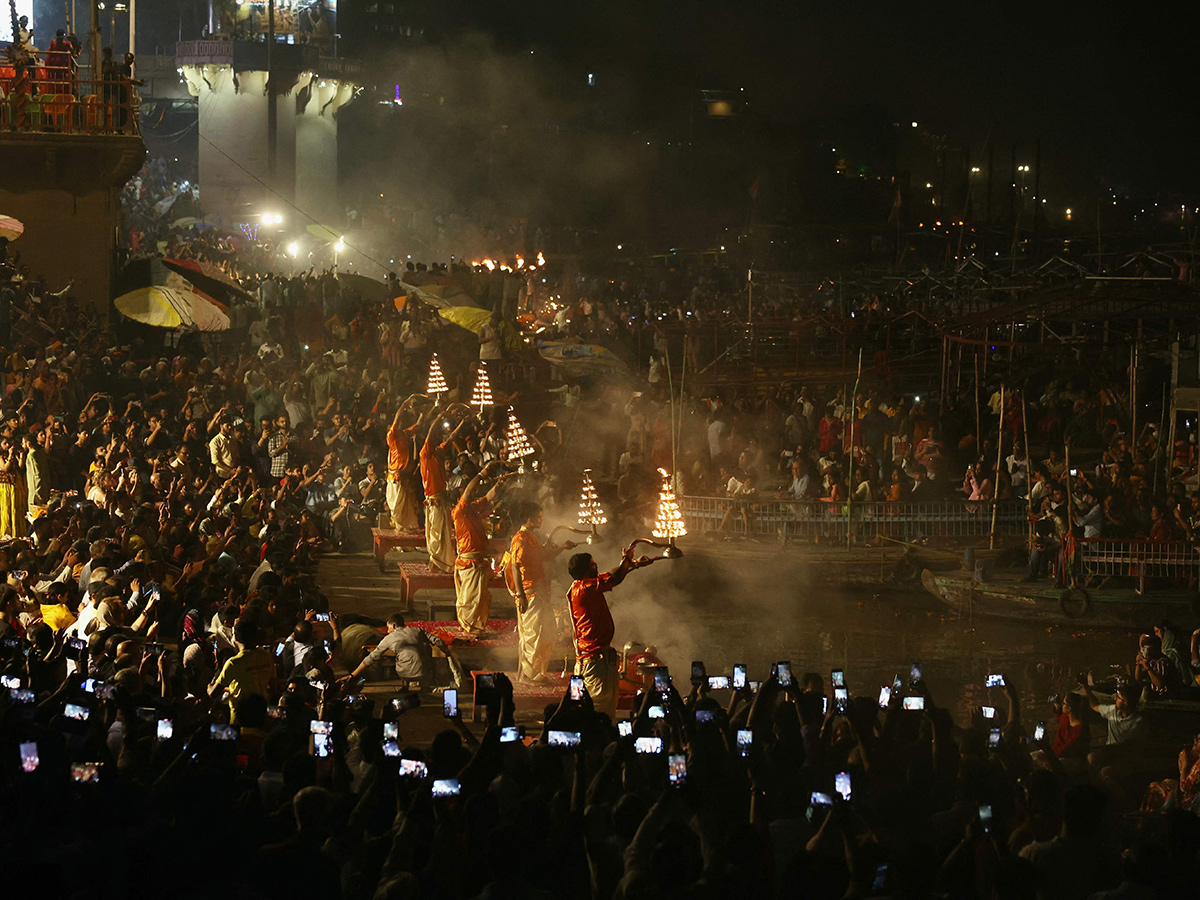 Ganga Maha Aarti at Dashashwamedh Ghat in Varanasi4