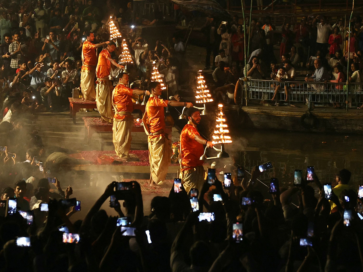 Ganga Maha Aarti at Dashashwamedh Ghat in Varanasi5