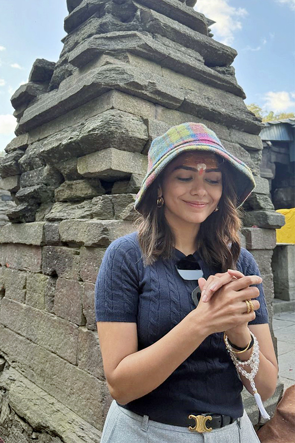 Heroine mrunal thakur shares a special moment of worship Jageshwar Dham Temple in Uttarakhand Photos2