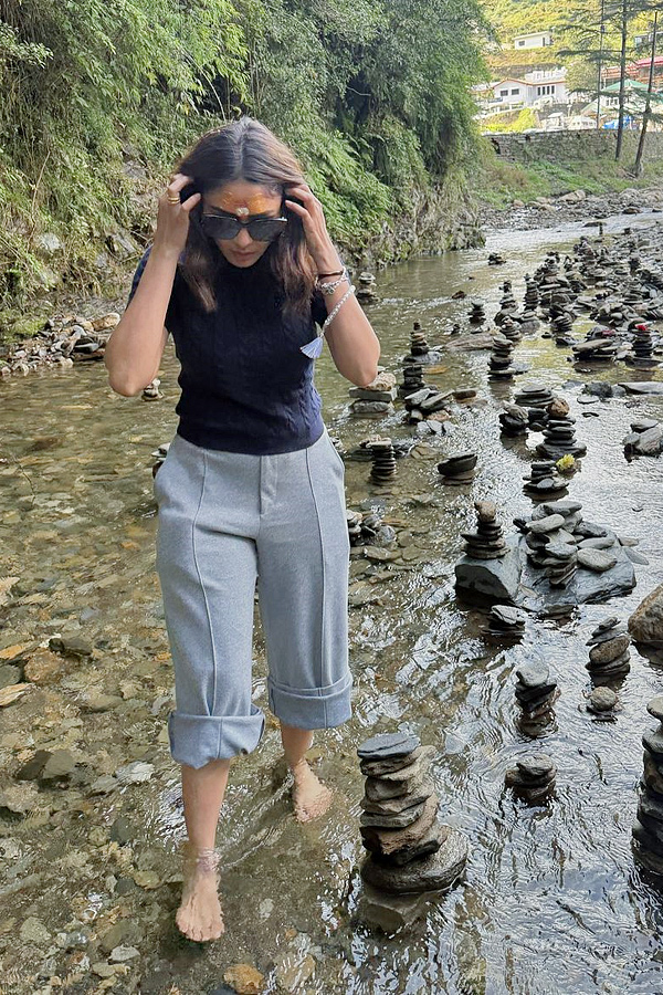 Heroine mrunal thakur shares a special moment of worship Jageshwar Dham Temple in Uttarakhand Photos5