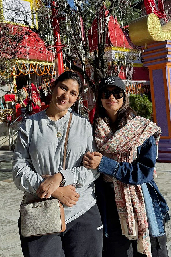 Heroine mrunal thakur shares a special moment of worship Jageshwar Dham Temple in Uttarakhand Photos6