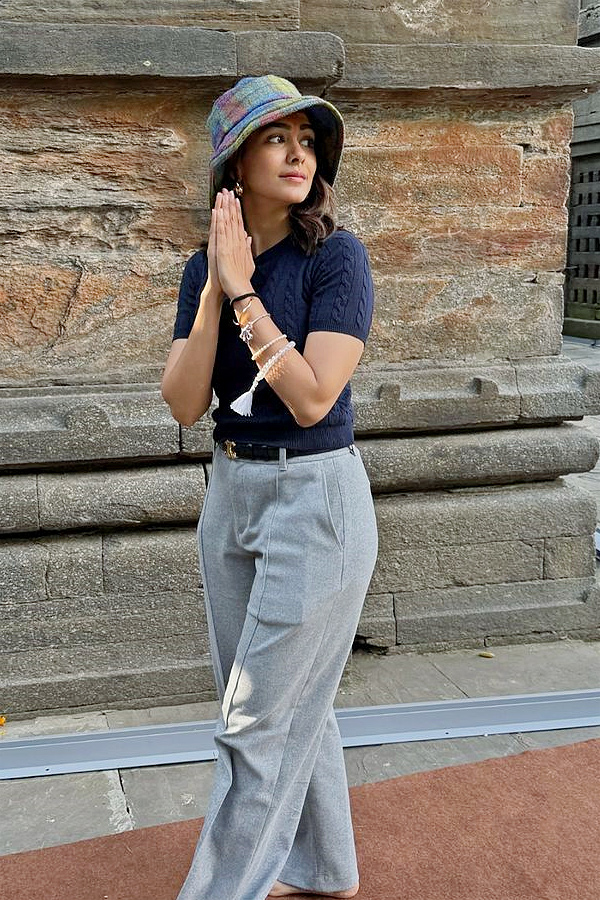 Heroine mrunal thakur shares a special moment of worship Jageshwar Dham Temple in Uttarakhand Photos8