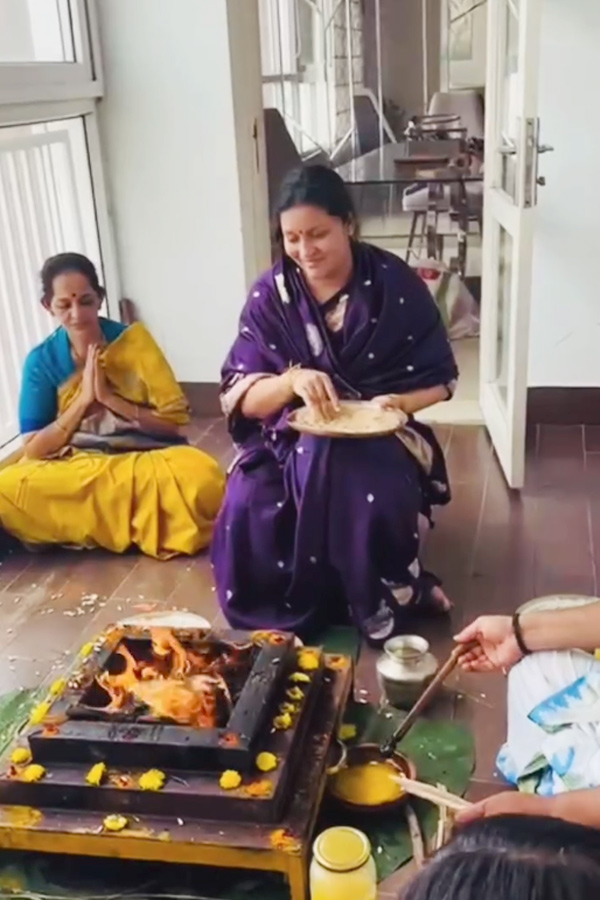 Renu Desai performes Ganapathi, Chandi homam With Son Akira Photos Goes Viral in Social Media3