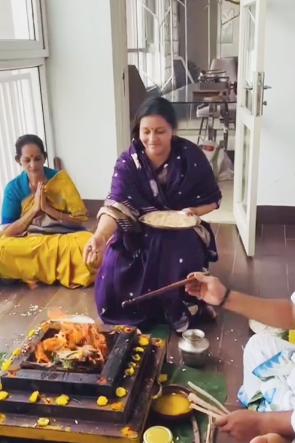 Renu Desai performes Ganapathi, Chandi homam With Son Akira Photos Goes Viral in Social Media4