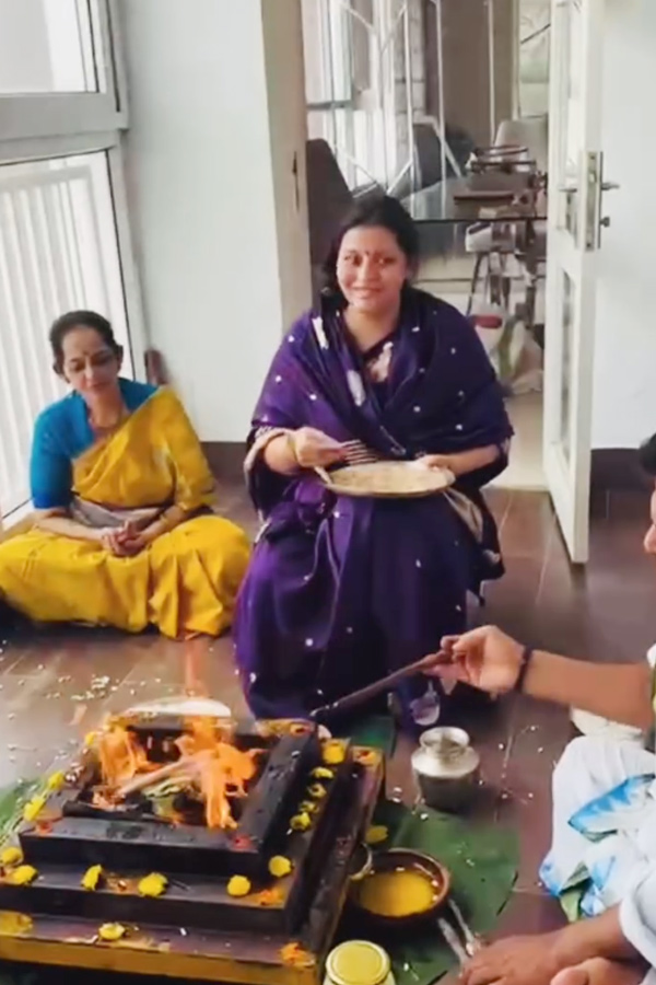 Renu Desai performes Ganapathi, Chandi homam With Son Akira Photos Goes Viral in Social Media5