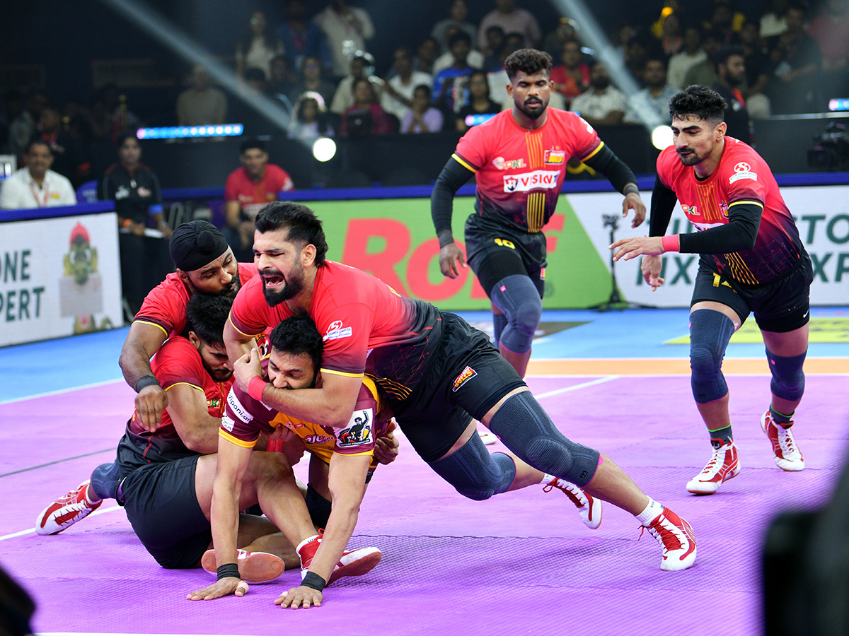 Kartik Aaryan and Vidya Balan attended the grand opening of Pro Kabaddi League Season 11.9