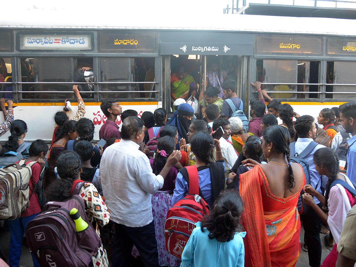 Huge Rush at Bus and Railway Stations in dussehra holidays 20241