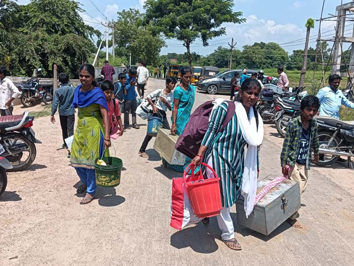 Huge Rush at Bus and Railway Stations in dussehra holidays 202410