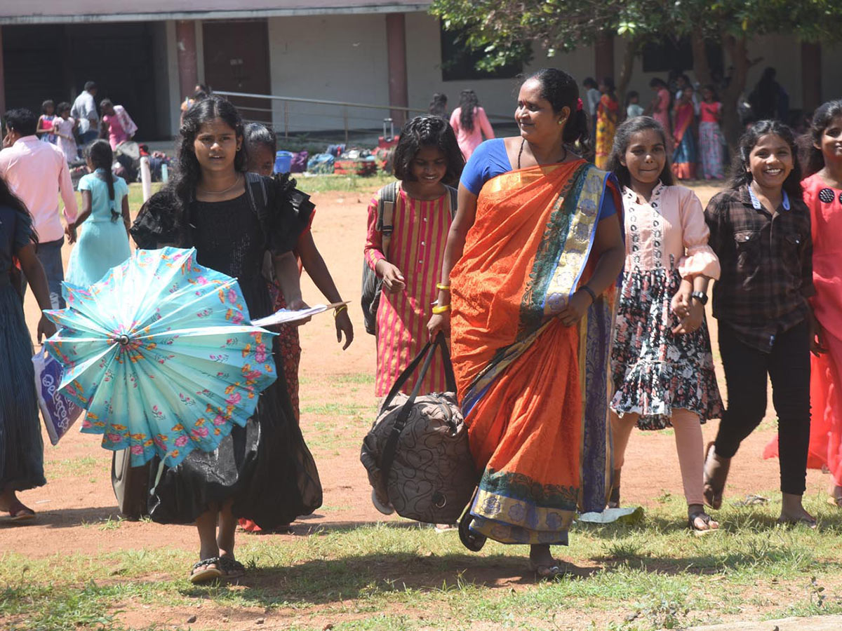 Huge Rush at Bus and Railway Stations in dussehra holidays 202412