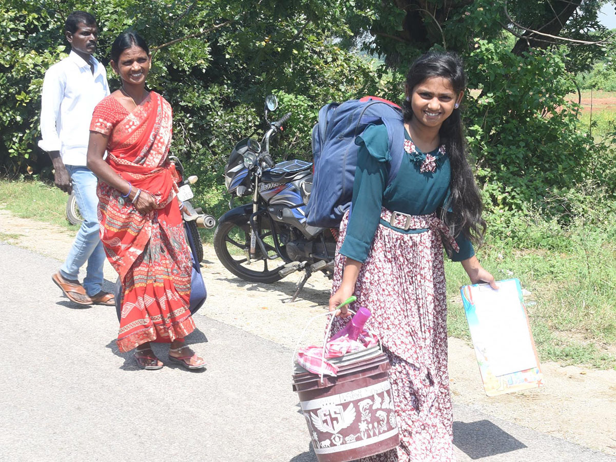 Huge Rush at Bus and Railway Stations in dussehra holidays 202413