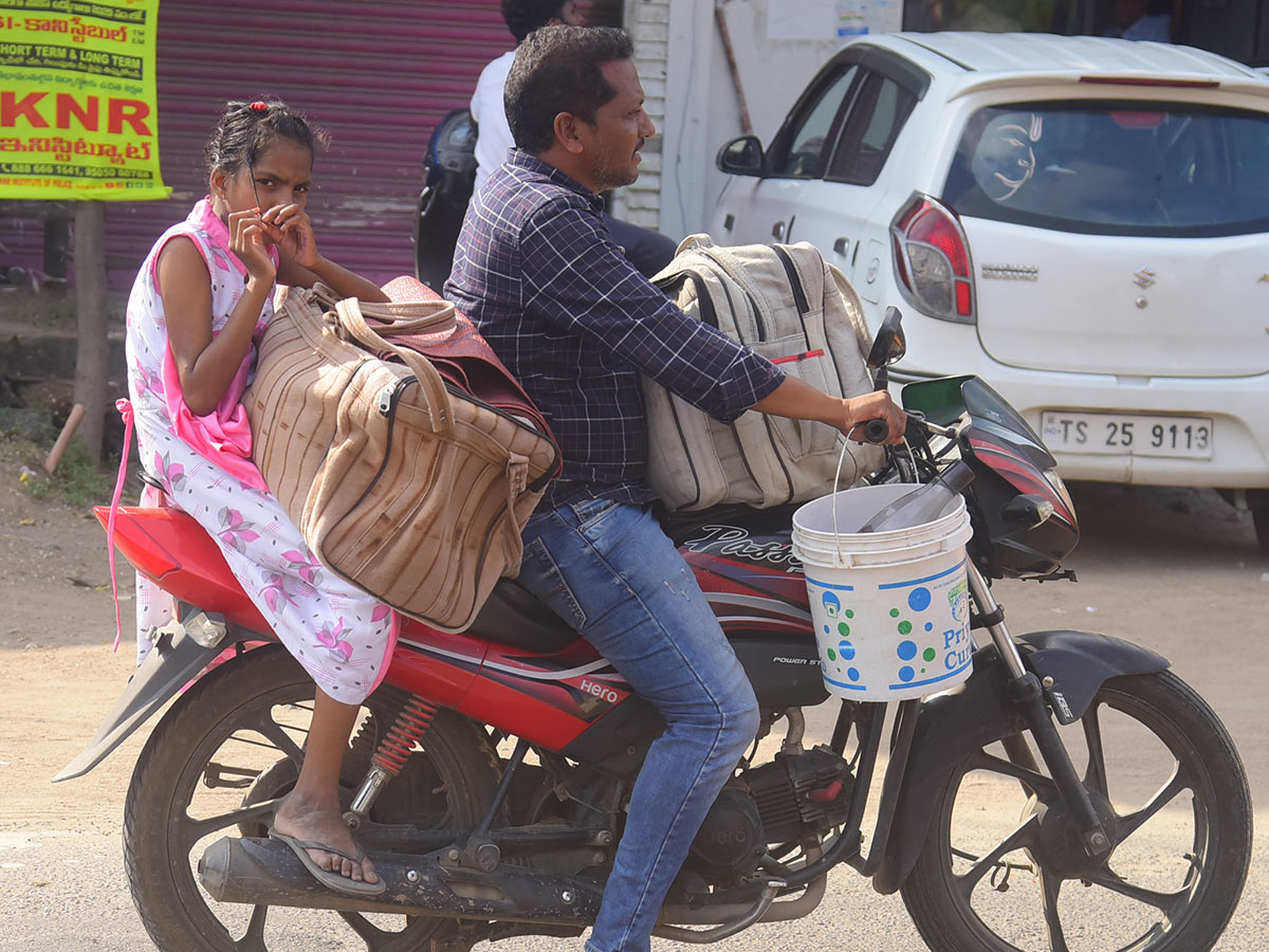 Huge Rush at Bus and Railway Stations in dussehra holidays 202414