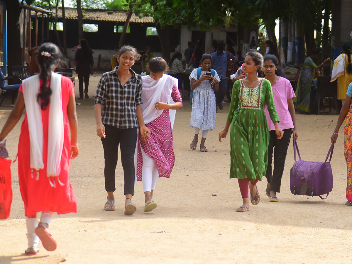 Huge Rush at Bus and Railway Stations in dussehra holidays 202416