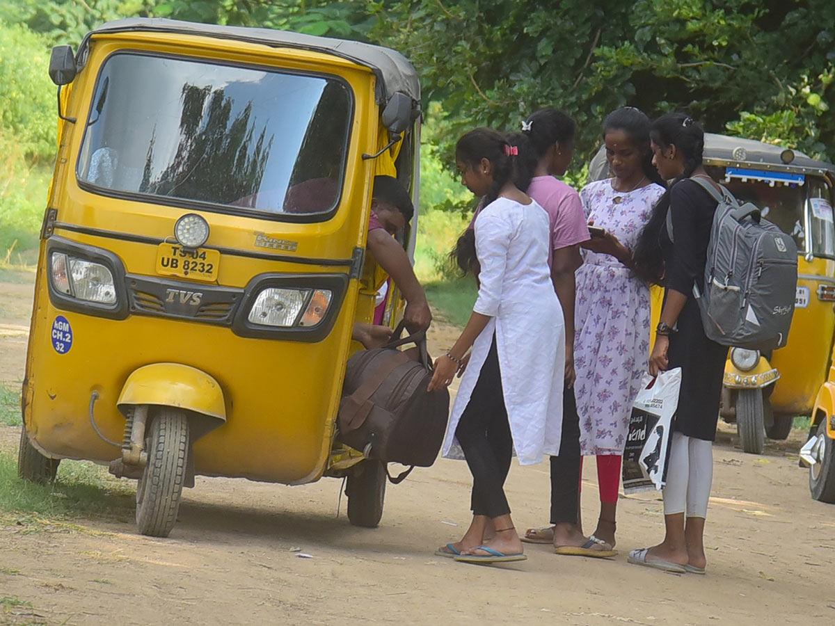 Huge Rush at Bus and Railway Stations in dussehra holidays 202417