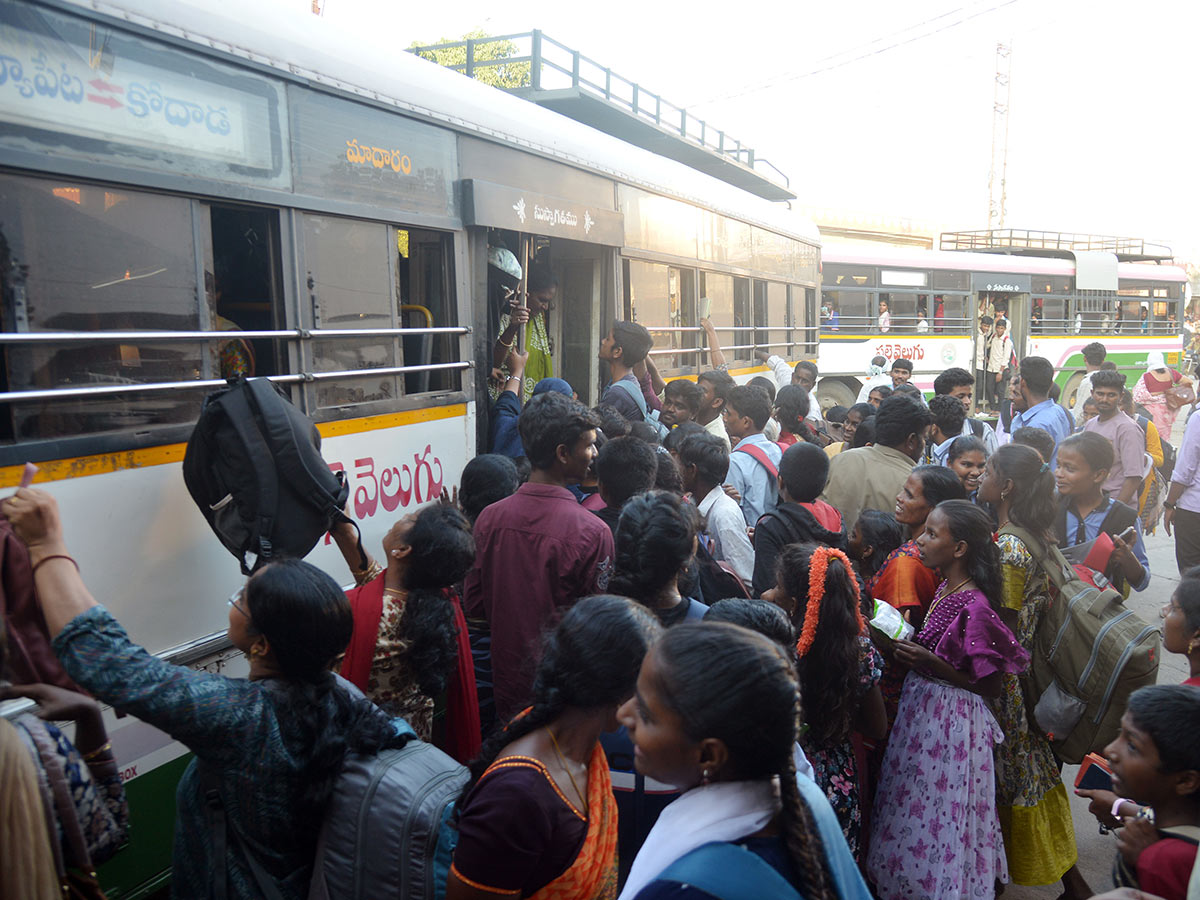 Huge Rush at Bus and Railway Stations in dussehra holidays 20242