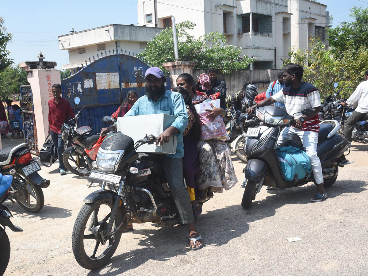 Huge Rush at Bus and Railway Stations in dussehra holidays 202419