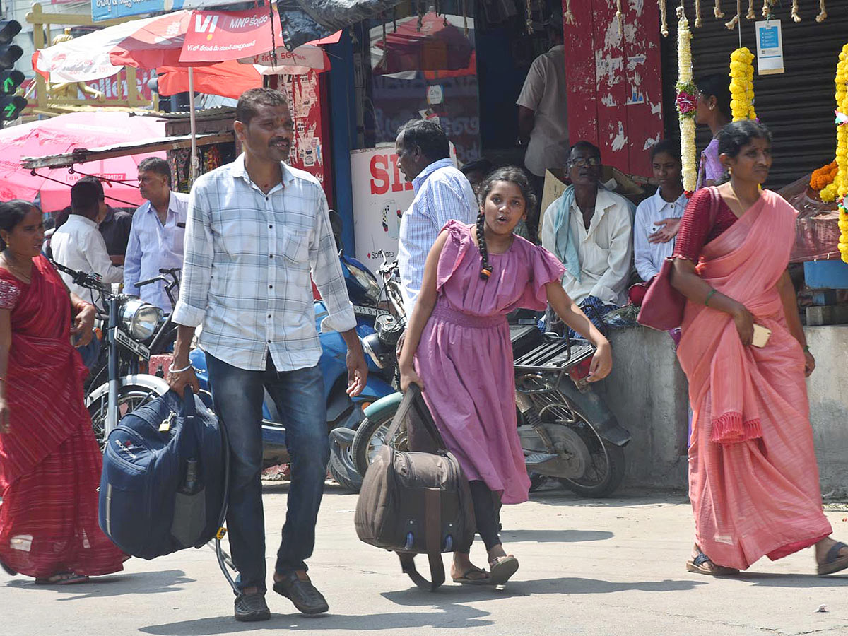 Huge Rush at Bus and Railway Stations in dussehra holidays 202421