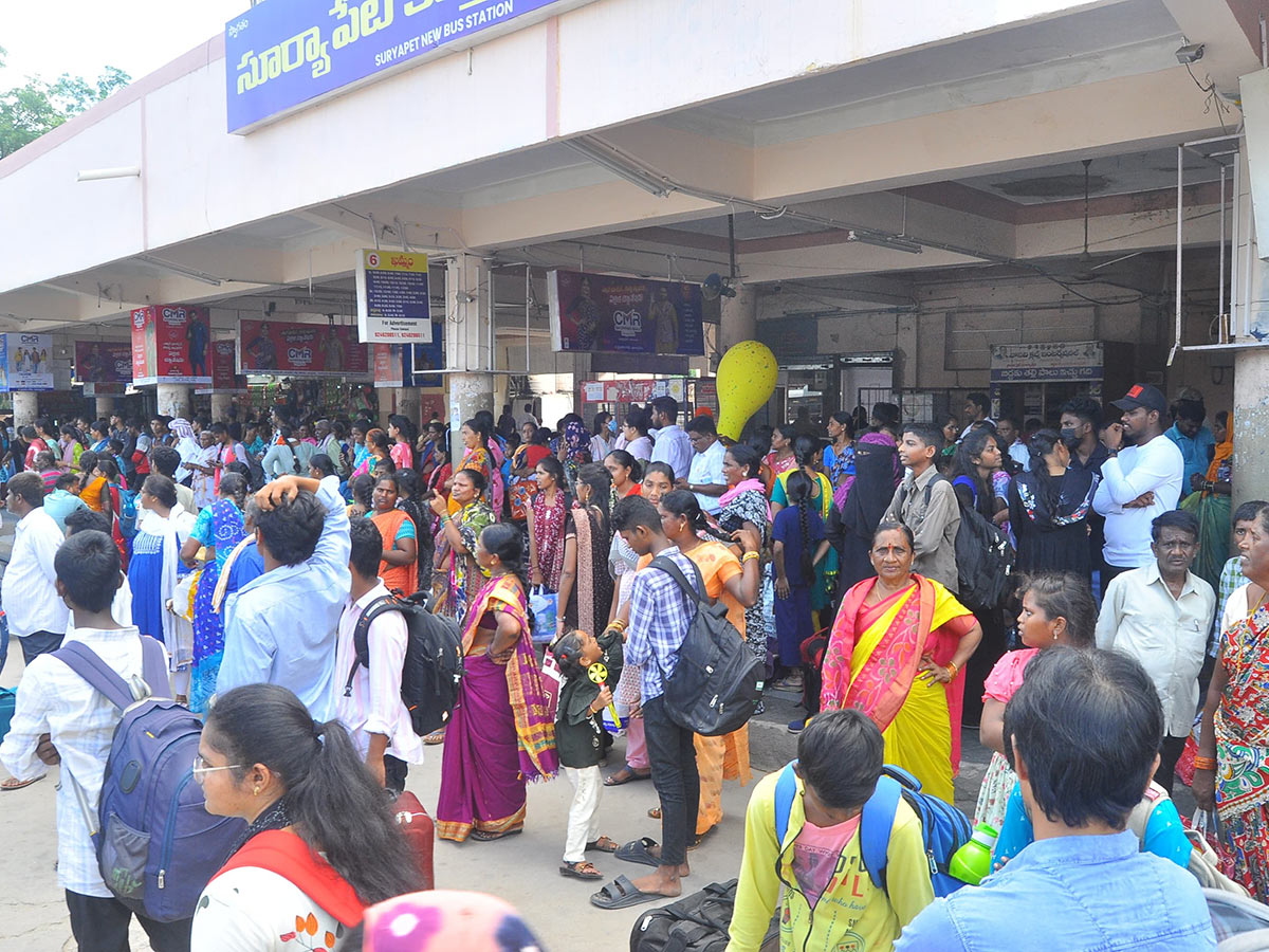 Huge Rush at Bus and Railway Stations in dussehra holidays 202423